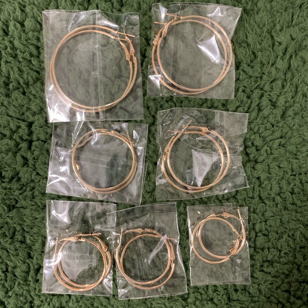 GOLD HOOPS IN DIFFERENT SIZES